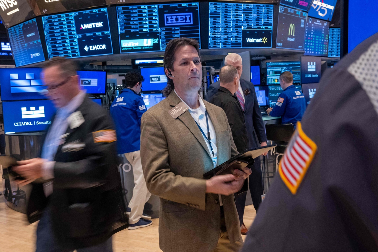 3일(현지시간) 미국 뉴욕증권거래소(NYSE) 바닥에서 트레이더들이 분주히 일하고 있다. [AFP]