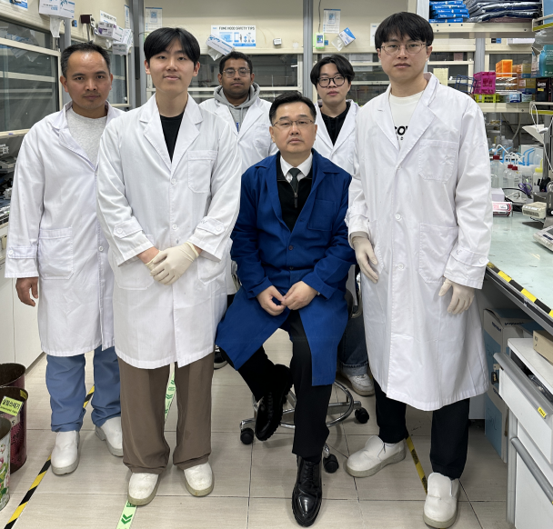 이번 연구를 수행한 KAIST 연구진. 람 바브 지싱(왼쪽부터) 박사, 김동원 박사과정, 아메드 무하마드 석사과정, 강정구 교수, 이제덕 석사과정.[KAIST 제공]
