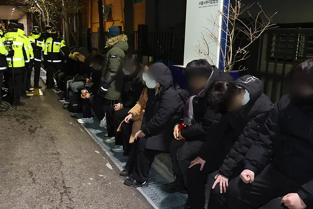 내란 우두머리 혐의를 받는 윤석열 대통령의 구속 전 피의자 심문(영장실질심사)이 열린 지난 1월18일 서울 마포구 서울서부지법에 법원 담장을 넘어 무단 침입한 윤 대통령 지지자들이 경찰에 붙잡혀 있다. [연합]