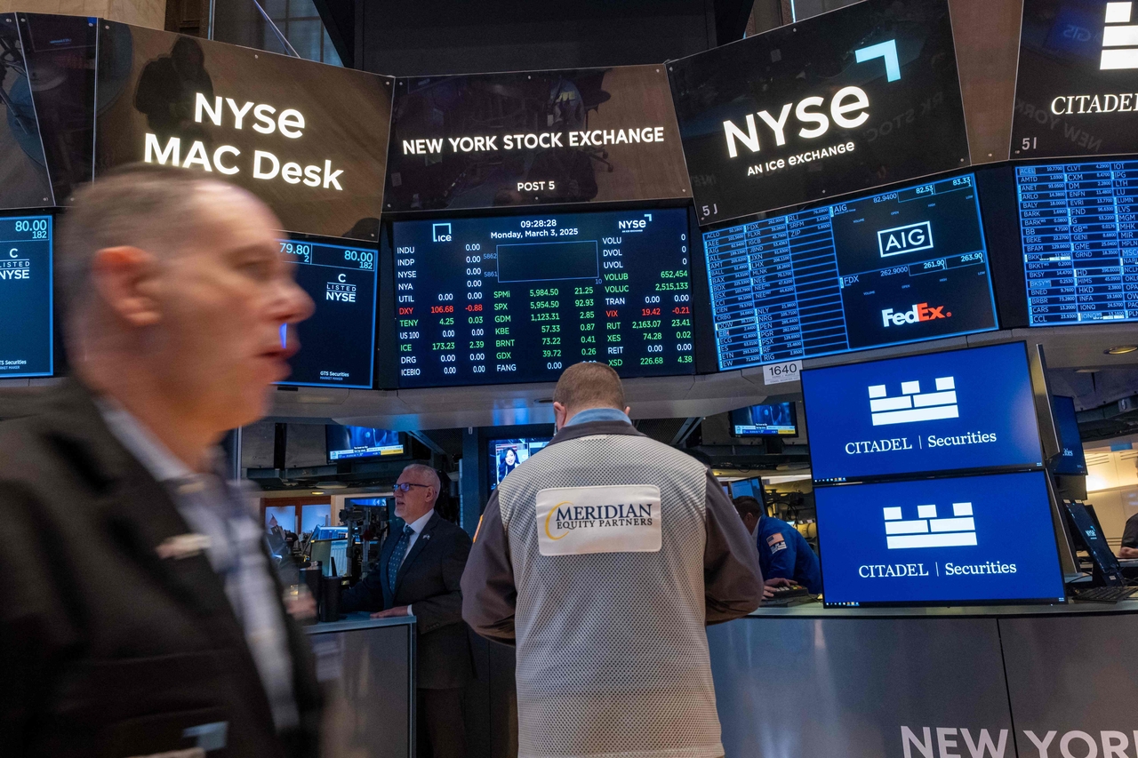 3일(현지시간) 미국 뉴욕증권거래소(NYSE)에서 트레이더들이 분주하게 일하고 있다. [AFP]