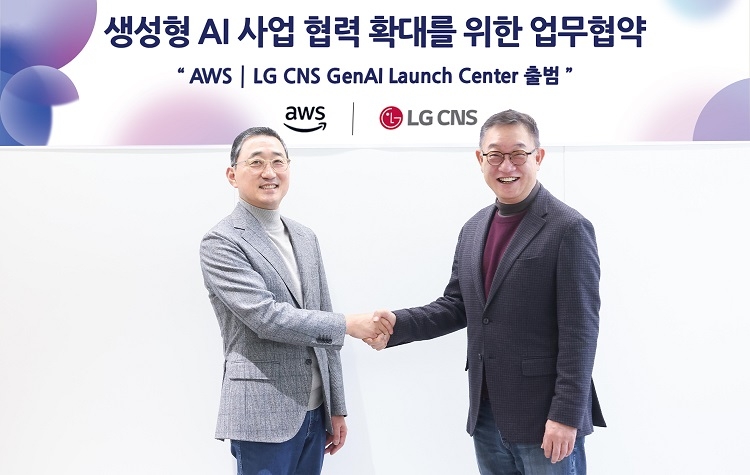 LG CNS CEO Hyun Shin-gyoon (right) and AWS Korea Country Managing Director Ham Kee-ho pose for a photo at the signing event of of the AWS-LG CNS GenAI Launch Center in Seoul. (LG CNS)