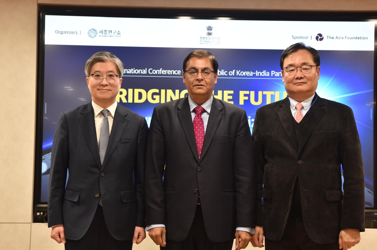 Deputy Foreign Minister Kim Hee-sang (left), Indian Ambassador to Korea Amit Kumar (center) and chair of the Sejong Institute Lee Yong-joon pose for a group photo at a conference titled "Bridging the Future: Exploring New Horizons in Korea-India Relations" on Feb. 27 in Seoul. (Embassy of India in Seoul)