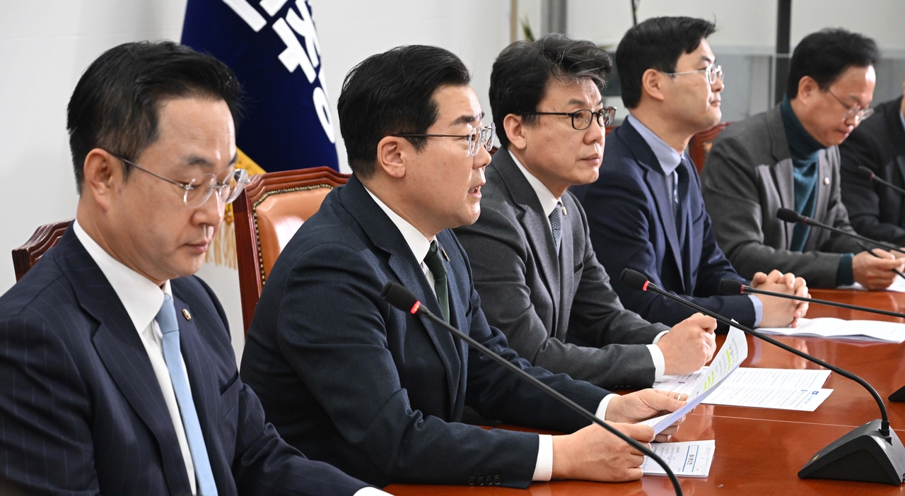 박찬대 더불어민주당 원내대표가 4일 오전 서울 여의도 국회에서 열린 원내대책회의에 참석해 모두발언하고 있다. 이상섭 기자