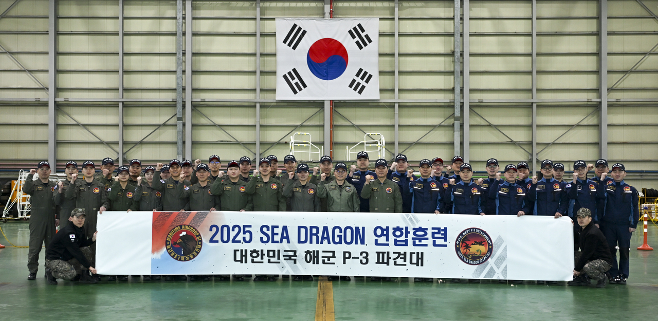2025 시 드래곤(Sea Dragon) 연합훈련에 참가하는 파견대 병력들이 3일 해군항공사령관 주관 출정식에서 기념사진을 촬영하고 있다.[해군 제공]