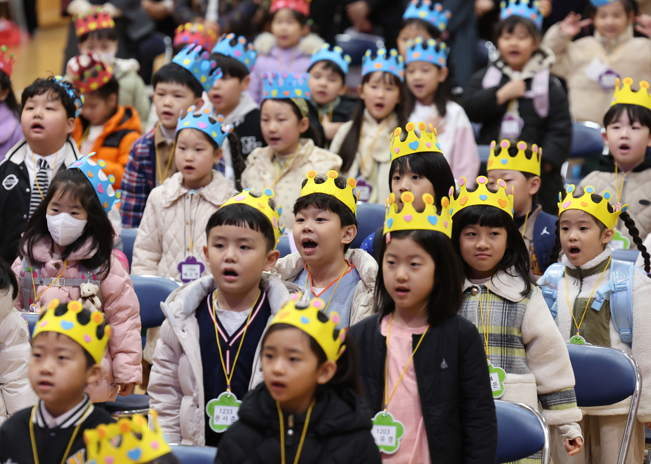New students at Baesan Elementary School in Busan attend an entrance ceremony on Tuesday. (Yonhap)
