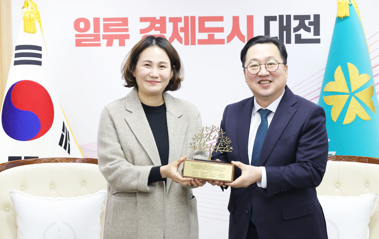 이장우대전시장이 4일 양승연 대전시 아동단체협의회장으로 부터 감사패를 받고 있다.