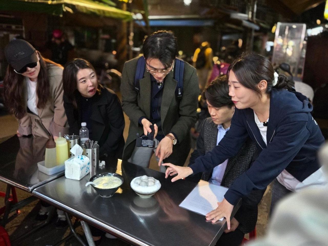 북한연구소 국제활동팀 소속 MZ 탈북민들이 지난달 26~28일 대만 타이베이에서 현지 인기 유튜버와 북한 실상 바로 알리기 영상을 촬영하고 있다. [북한연구소 제공]