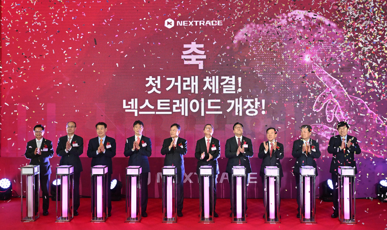 정은보(왼쪽 세 번째 부터) 한국거래소 이사장, 이복현 금감원장, 윤한홍 국회 정무위원장, 김학수 넥스트레이드 대표, 김병환 금융위원장, 서유석 금융투자협회장을 비롯한 내빈들이 4일 오전 서울 여의도 금융투자센터빌딩에서 열린 국내 최초 대체거래소(ATS) ‘넥스트레이드(NXT)’ 개장식에서 개장 기념 세리머니를 하고 있다. 임세준 기자