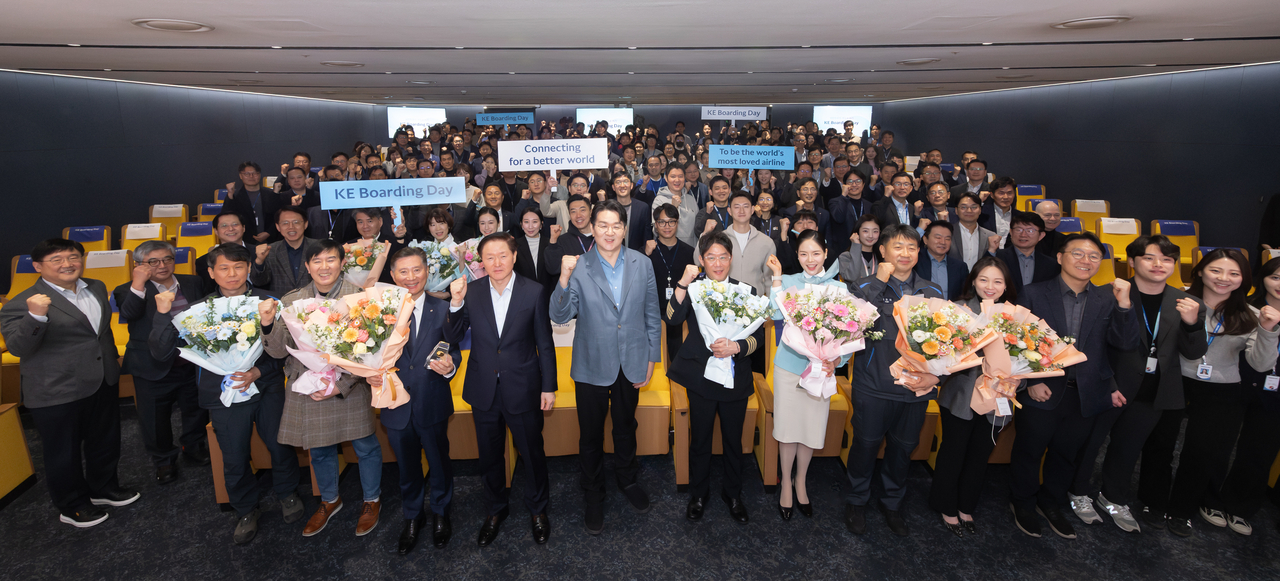 ‘보딩데이(Boarding Day)’ 행사에 참석한 조원태(가운데) 한진그룹 회장과 임직원들이 기념사진을 촬영하고 있다. [대한항공 제공]