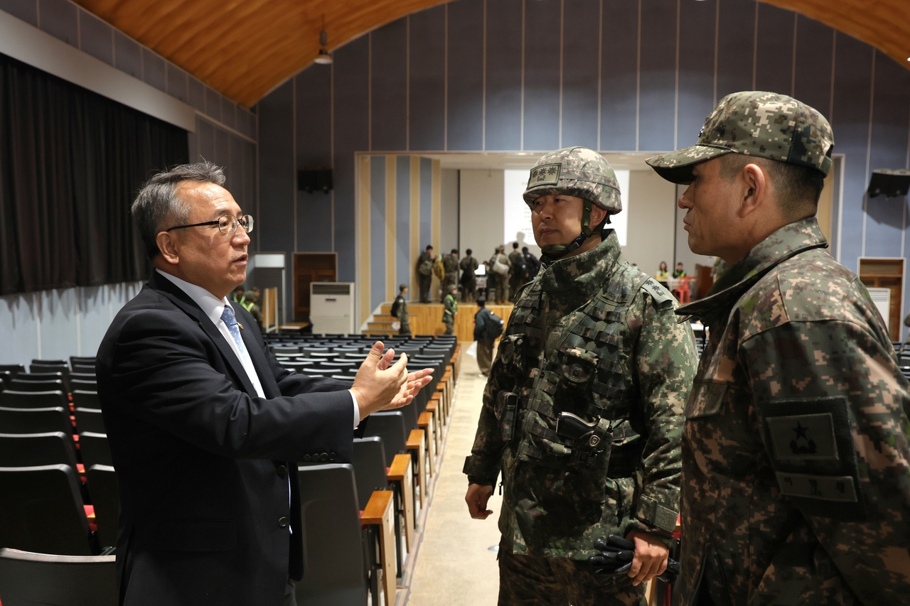 김종철 병무청장이 올해 첫 동원훈련이 시작된 4일 제60보병사단 동원훈련장에서 신속 정확한 병력동원을 위해 부대관계자와 이야기를 나누고 있다.[병무청 제공]