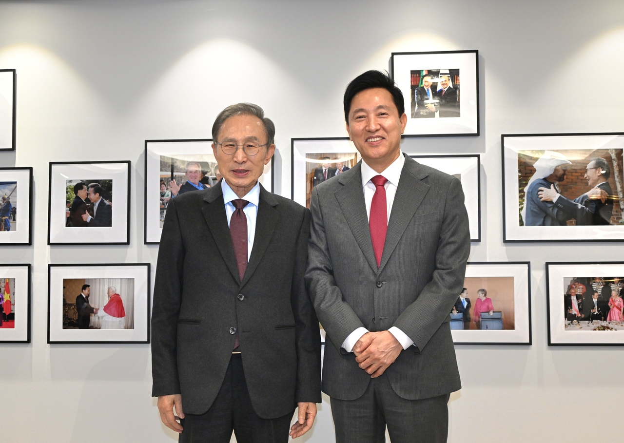 Former President Lee Myung-bak (left) and Seoul Mayor Oh Se-hoon pose for a photo prior to their closed-door meeting in Seoul on Tuesday. (Seoul Metropolitan Government)
