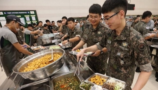 장병들이 부대에서 급식을 이용하고 있다. [연합]