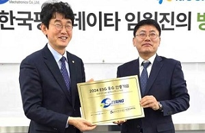 세양메카트로닉스 김병준 대표(오른쪽)가 4일 안산 본사를 방문한 윤창배 한국산업단지공단 디지털혁신본부장에게서 ‘2024 ESG 우수기업패’를 받고 있다. [산업단지공단 제공]