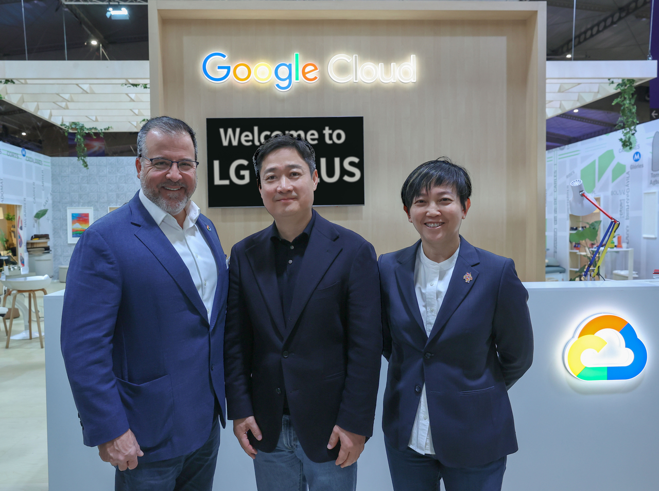 From left: Google Cloud Global Revenue President Matt Renner, LG Uplus CEO Hong Bum-shik and Google APAC Platform and Ecosystems Vice President Karen Teo pose for a photo at MWC 2025 in Barcelona, Spain. (LG Uplus)