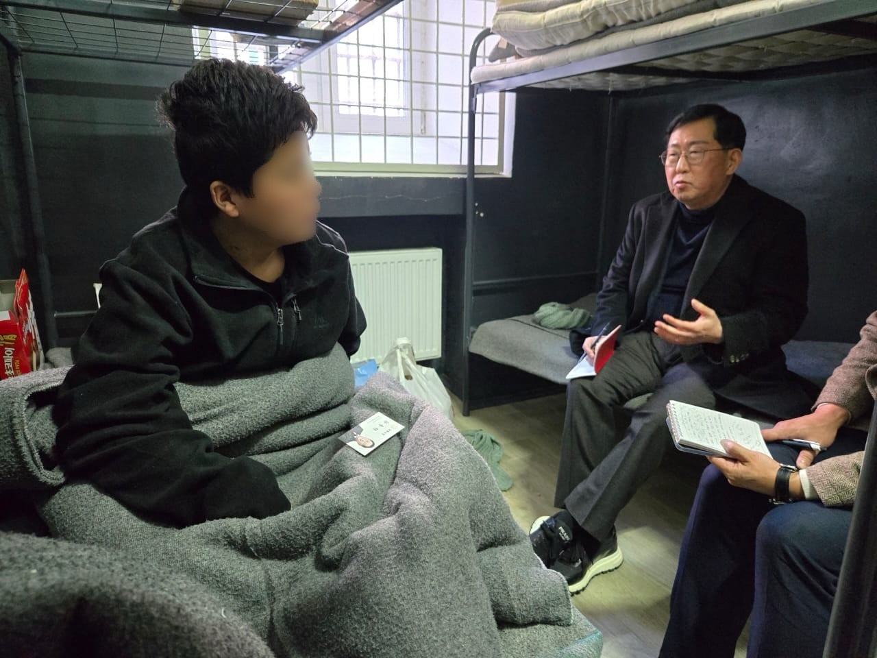 유용원 국민의힘 의원이 우크라이나 전쟁에 참전했다 붙잡힌 북한군 포로를 면담하고 있다. [유용원 의원실 제공]