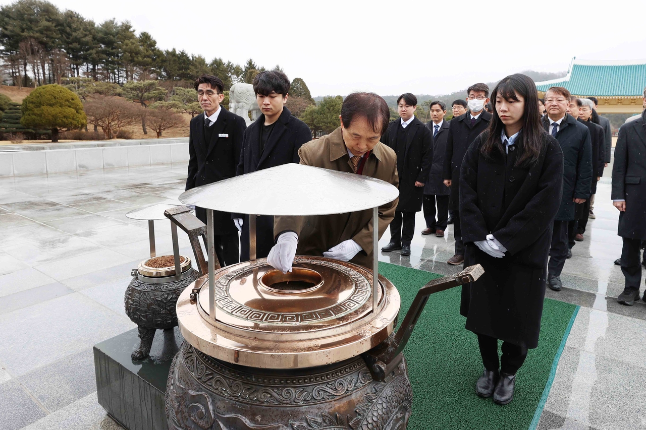 이광형 KAIST 총장과 주요 보직자, 학생 대표가 국립대전현충원을 찾아 참배하고 있다.[KAIST 제공]