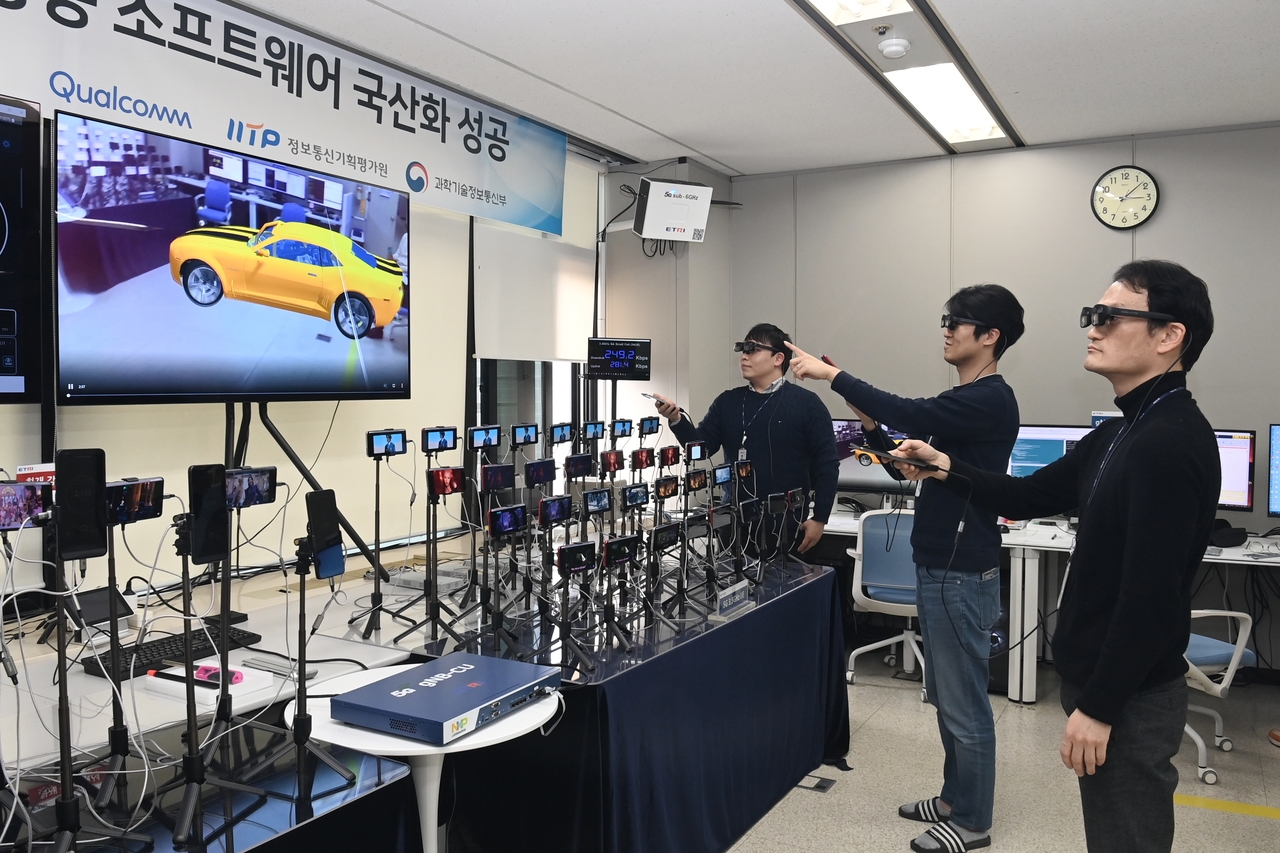 ETRI 연구진이 5G 스몰셀을 활용해 VR, AR 서비스 등 대용량 고화질 서비스를 체험하고 있다.[ETRI 제공]
