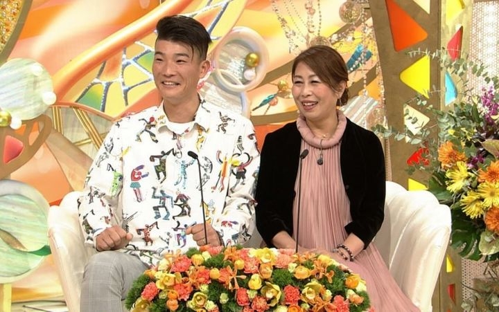 최근 일본 TV 아사히 계열 ABC TV의 신혼부부 프로그램 방송에 나온 남편 토미오카 이사무(32)와 아내 미도리(53) 부부. [일본 ABC TV]
