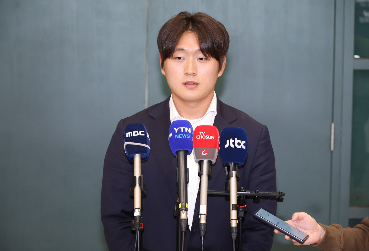 Doosan Bears pitcher Kim Taek-yeon speaks with reporters at Incheon International Airport, west of Seoul, on Tuesday, after returning from spring training in Japan. (Yonhap)
