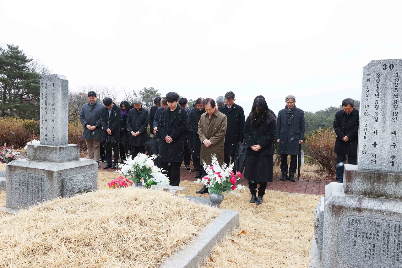 이광형 KAIST 총장과 주요 보직자, 학생 대표가 국립대전현충원을 찾아 참배하고 있다.[KAIST 제공]