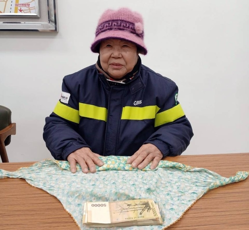 폐지를 팔아 모은 500만원을 기부한 탈북 여성 김순자 씨. [대전 대덕구 제공]