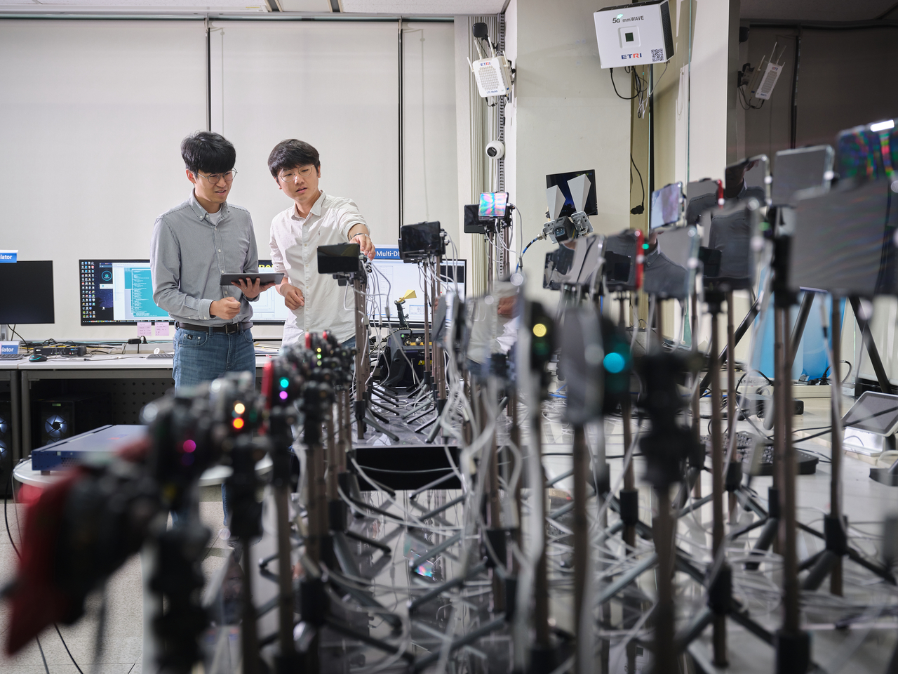 ETRI 연구진이 4Gbps 지원 5G 스몰셀 기지국 SW 기술의 성능을 시험하고 있다.[ETRI 제공]