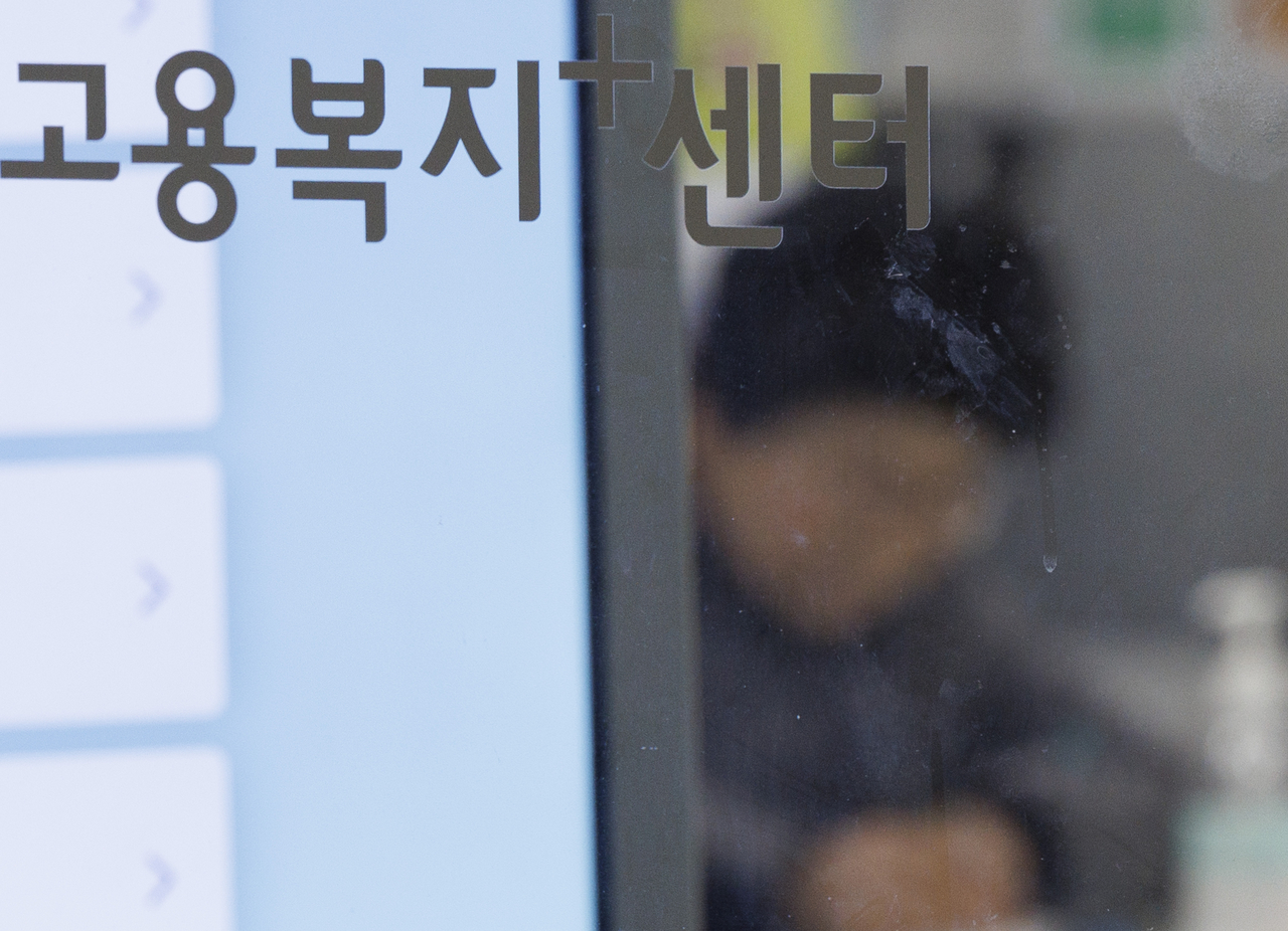 사진은 10일 서울의 한 고용복지플러스센터에서 실업급여 관련 상담 신청서를 작성하는 시민 [연합]