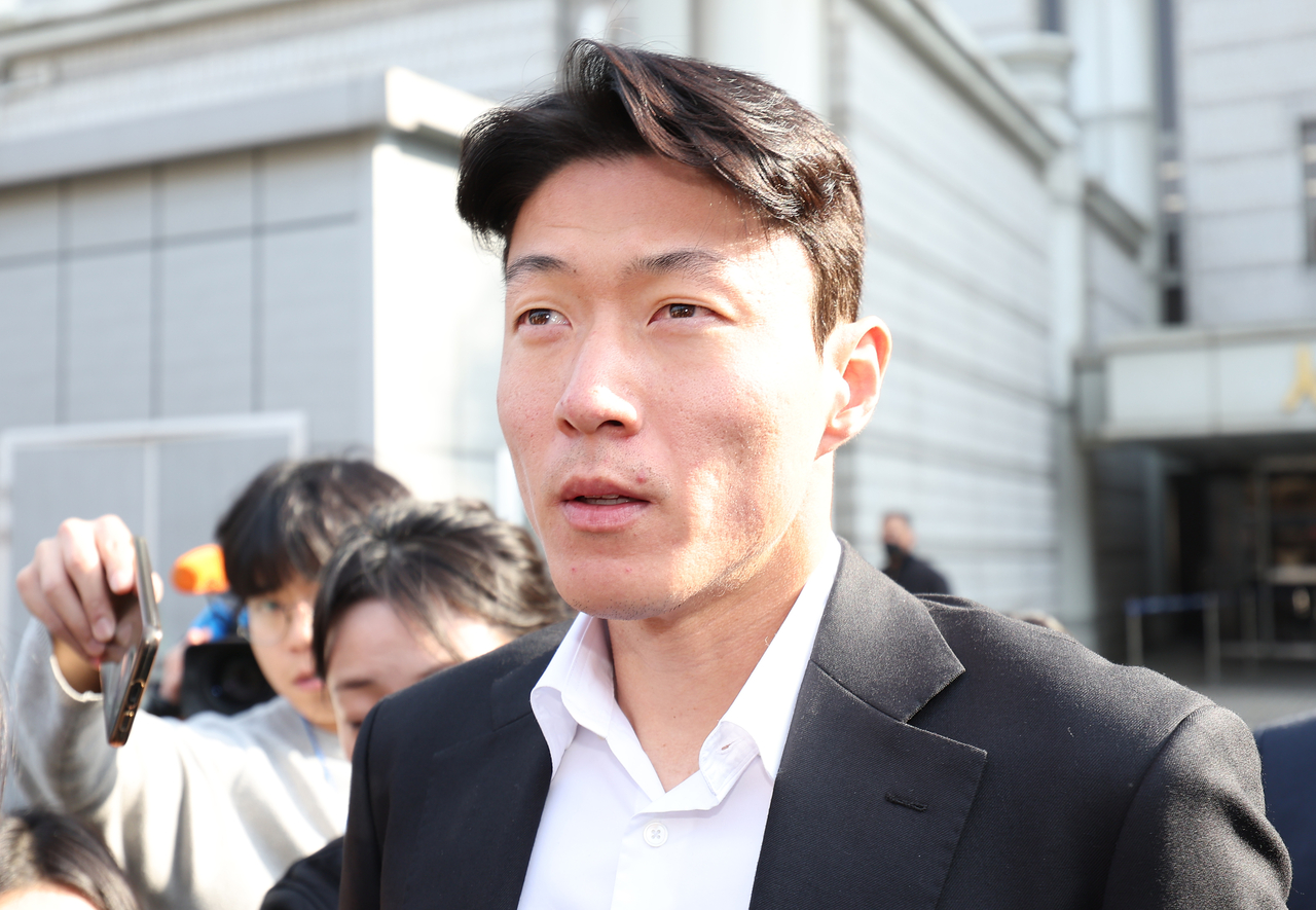 불법 촬영 혐의로 재판에 넘겨진 축구선수 황의조가 지난 달 14일 서울 서초구 서울중앙지법에서 열린 1심에서 징역 1년에 집행유예 2년을 선고받은 뒤 법원을 나서고 있다. 연합뉴스