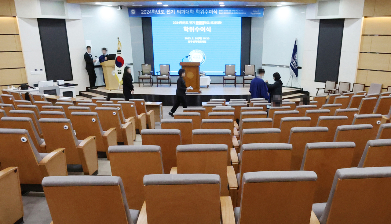 20일 서울 한 의과대학 졸업식에서 참석자들이 대기해 있다. 이날 졸업식에는 극소수의 졸업생만 참석했다. 한편 의대생 집단 휴학으로 졸업생을 배출하지 못한 의대에서는 전기 학위수여식을 취소하고 있다. [연합]