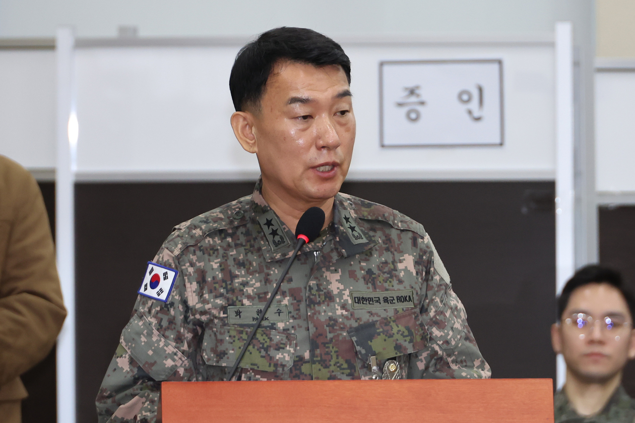 국방부가 4일 박헌수 국방부 조사본부장 등 3명을 직무정지를 위해 분리파견했다. 사진은 박헌수 국방부 조사본부장이 지난달 21일 국회에서 열린 ‘윤석열 정부의 비상계엄 선포를 통한 내란 혐의 진상규명 국정조사 특별위원회’ 전체회의에서 위원 질의에 답하고 있다. [연합]