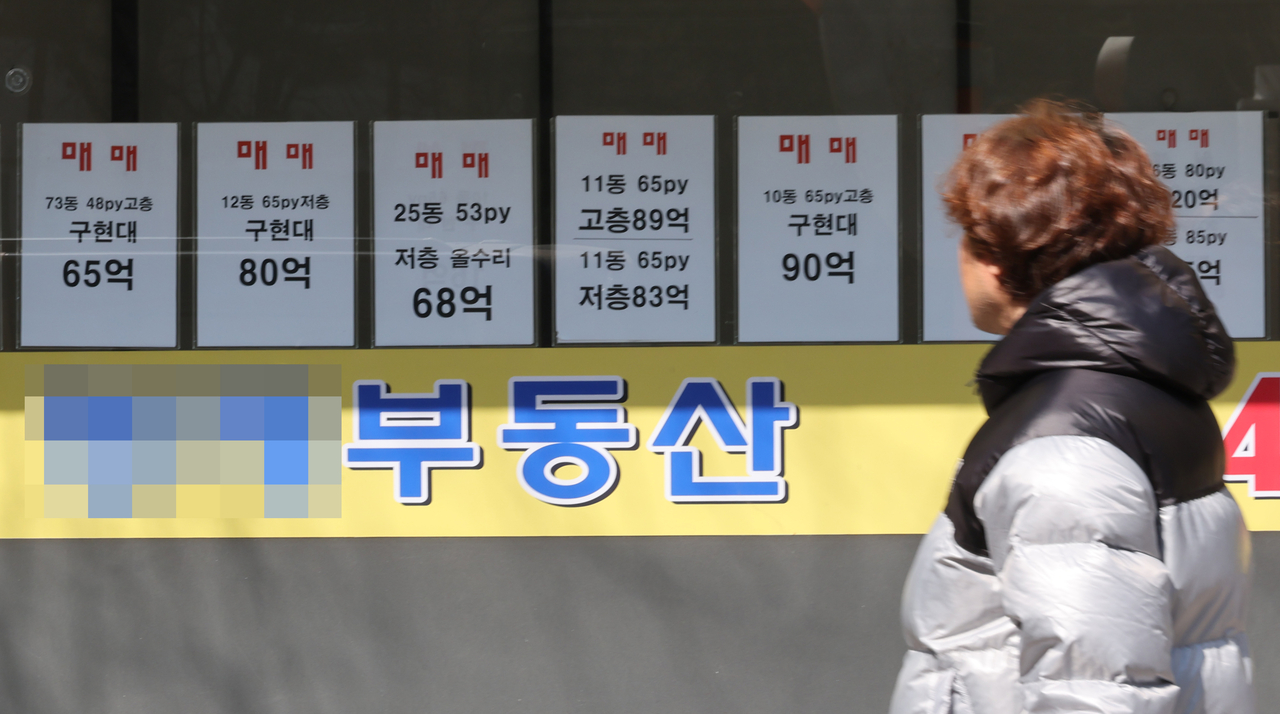 근원 물가가 뛰면 인플레이션 위험을 회피하려는 주택 구입 수요가 늘어나면서 결국 집값 상승을 부추길 수 있다는 연구 결과가 한국은행에서 나왔다. 사진은 23일 서울 강남구 한 아파트 단지 부근 부동산 시세표 [연합]