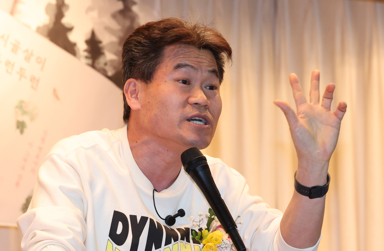 26일 서울 명동 YWCA에서 열린 신평 변호사 출판기념회에서 한국사 강사 전한길 씨가 축사를 하고 있다. [연합]