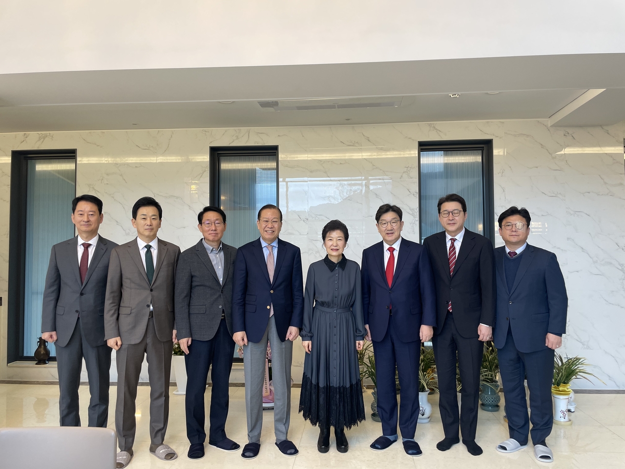 권영세 비상대책위원장과 권성동 원내대표 등 국민의힘 지도부가 3일 대구 달성군 박근혜 전 대통령 사저에서 박 전 대통령과 기념촬영 하고 있다. 2025.3.3 [국민의힘 제공. 재판매 및 DB 금지] [연합]