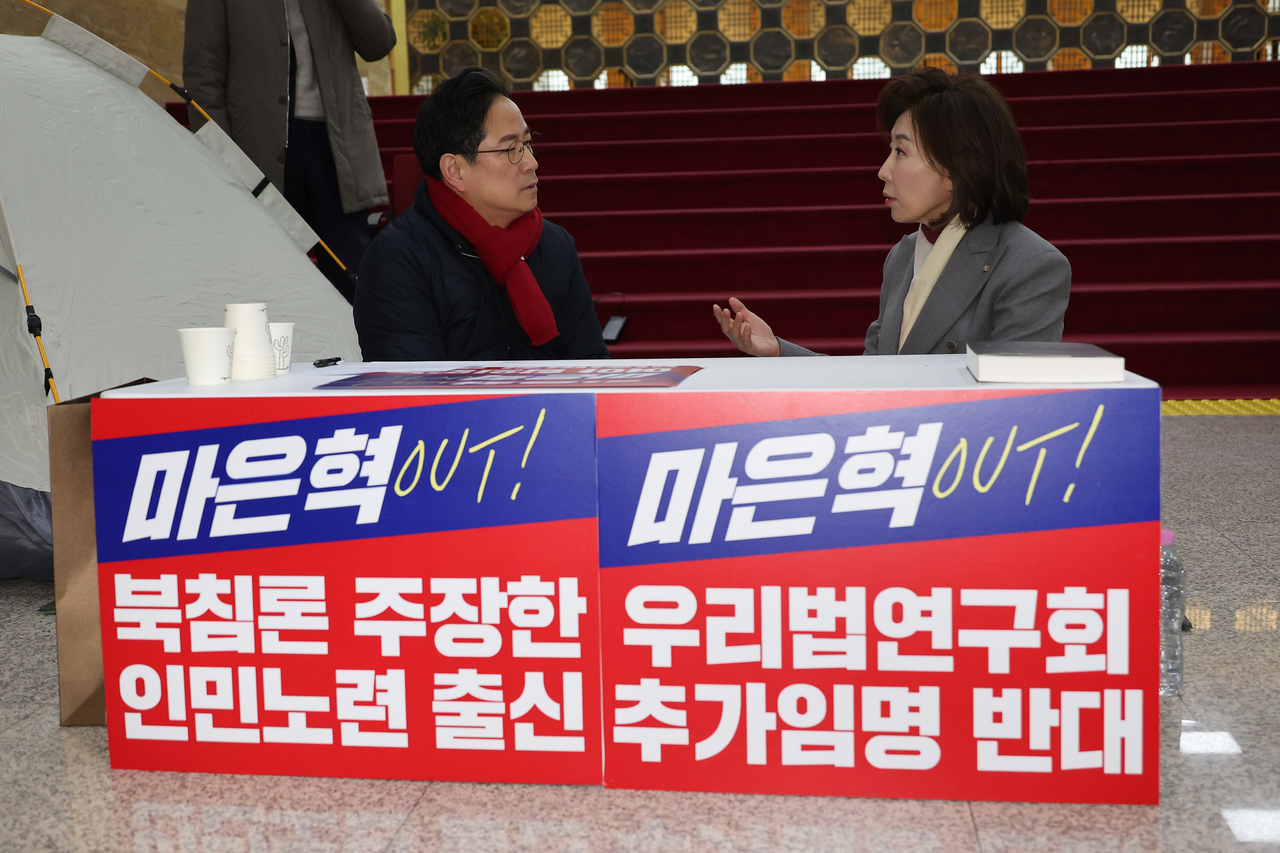 국민의힘 나경원 의원이 4일 서울 여의도 국회 로텐더홀에서 마은혁 헌법재판관 임명에 반대하는 단식농성을 하고 있는 박수영 의원을 찾아 대화하고 있다. [연합]