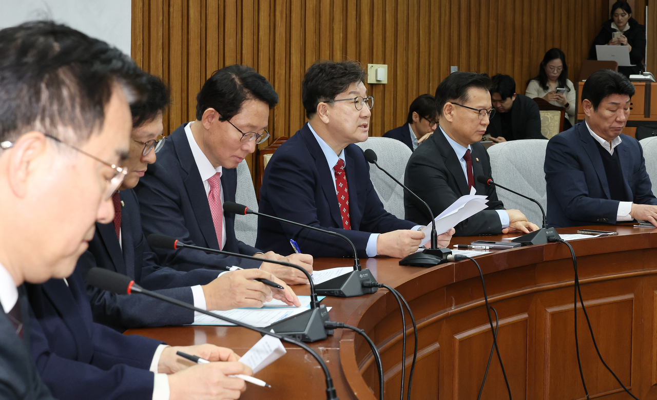 권성동(오른쪽 세번째) 국민의힘 원내대표가 4일 서울 여의도 국회에서 열린 원내대책회의에서 발언하고 있다. [연합]