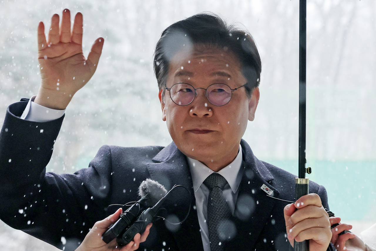 더불어민주당 이재명 대표가 4일 서울중앙지법에서 열린 대장동·백현동·위례신도시 개발 비리 및 성남FC 후원금 의혹 사건 1심 속행공판에 출석하며 지지자들을 향해 손을 흔들고 있다. [연합]