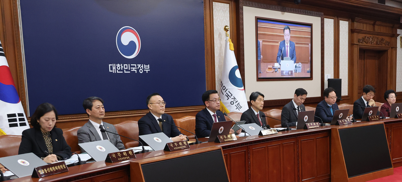 최상목 대통령 권한대행 부총리 겸 기획재정부 장관이 4일 정부서울청사에서 국무회의를 하고 있다. ［연합］