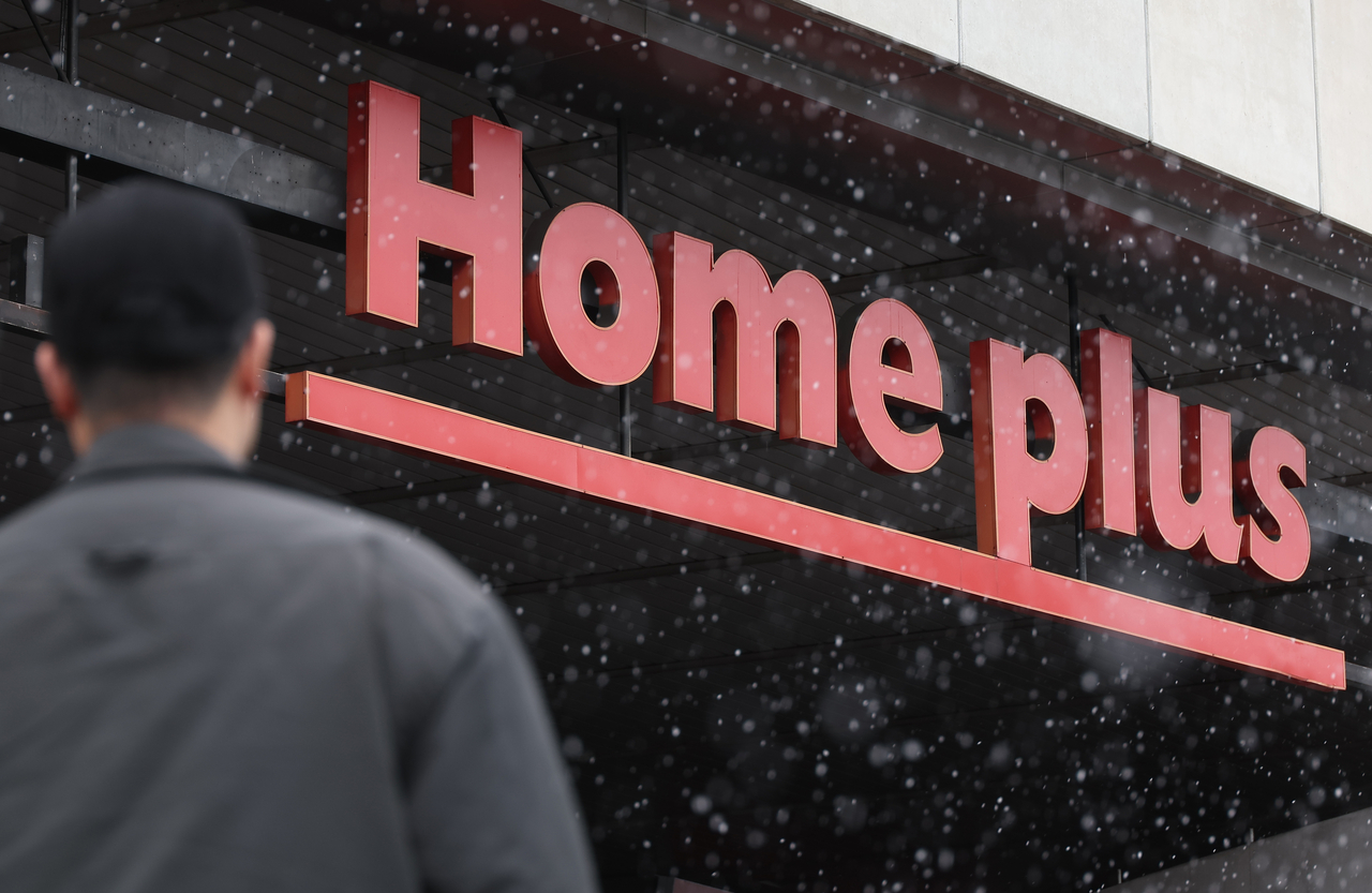 A customer enters a Homeplus store in Seoul on Tuesday. (Yonhap)