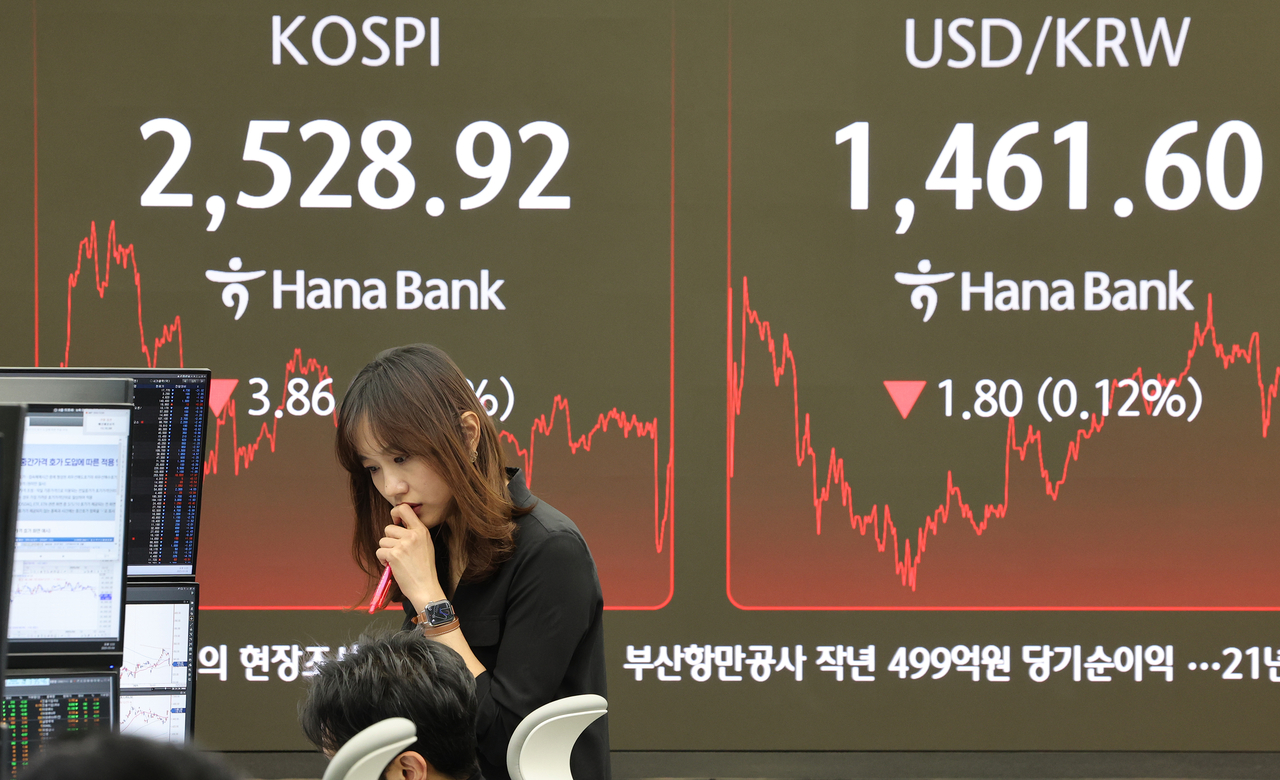 코스피가 3거래일째 내려 2528.92에 장을 마친 4일 오후 서울 중구 하나은행 딜링룸에서 딜러들이 대화하고 있다. [연합]