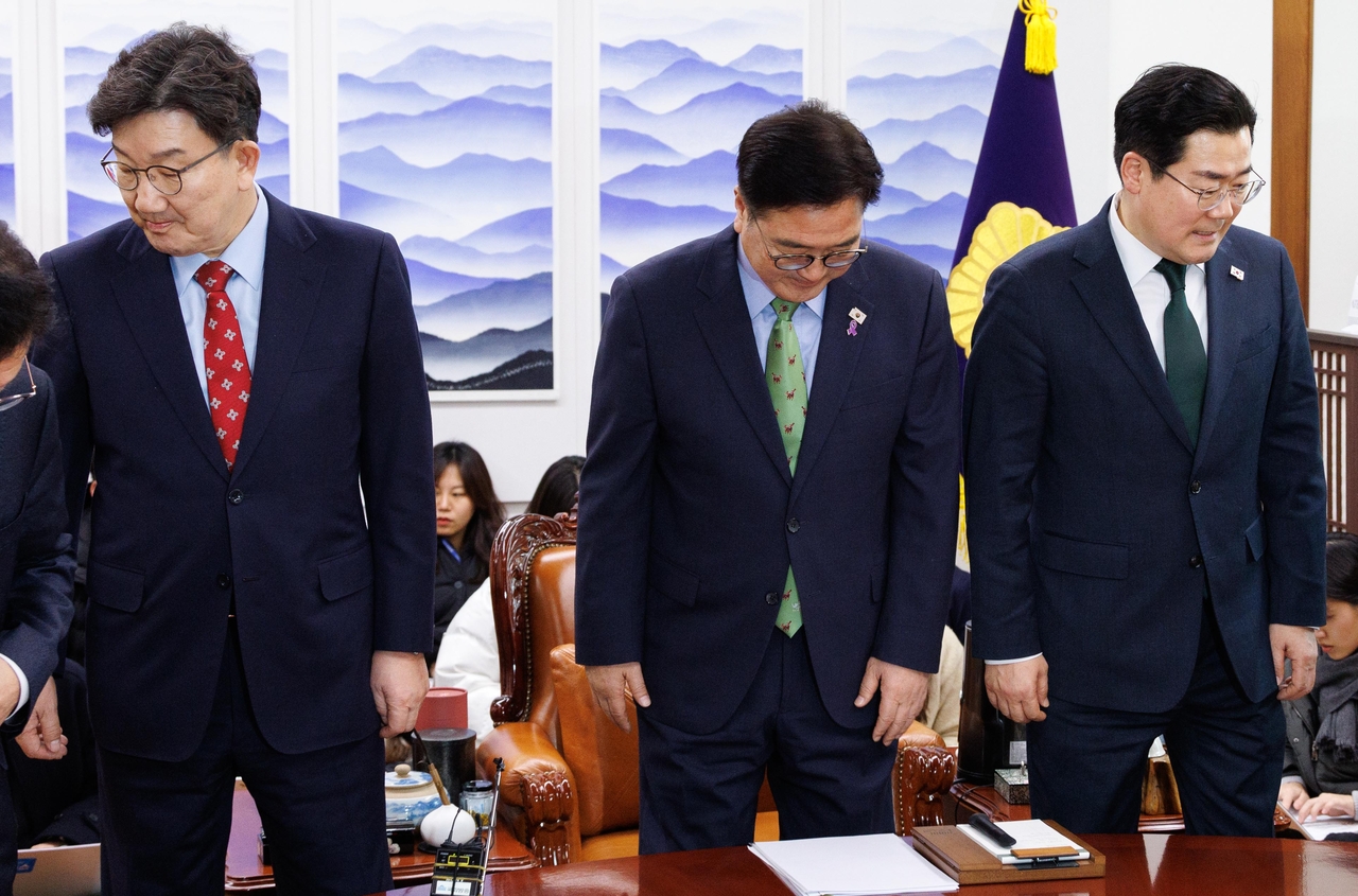 우원식 국회의장과 국민의힘 권성동 원내대표(왼쪽), 더불어민주당 박찬대 원내대표(오른쪽)가 4일 서울 여의도 국회에서 의장 주재 회동에 참석해 자리에 앉고 있다. [연합]
