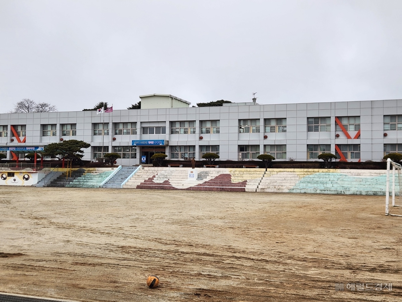 4일 인천 강화군 송해초등학교 운동장. 이영기 기자.