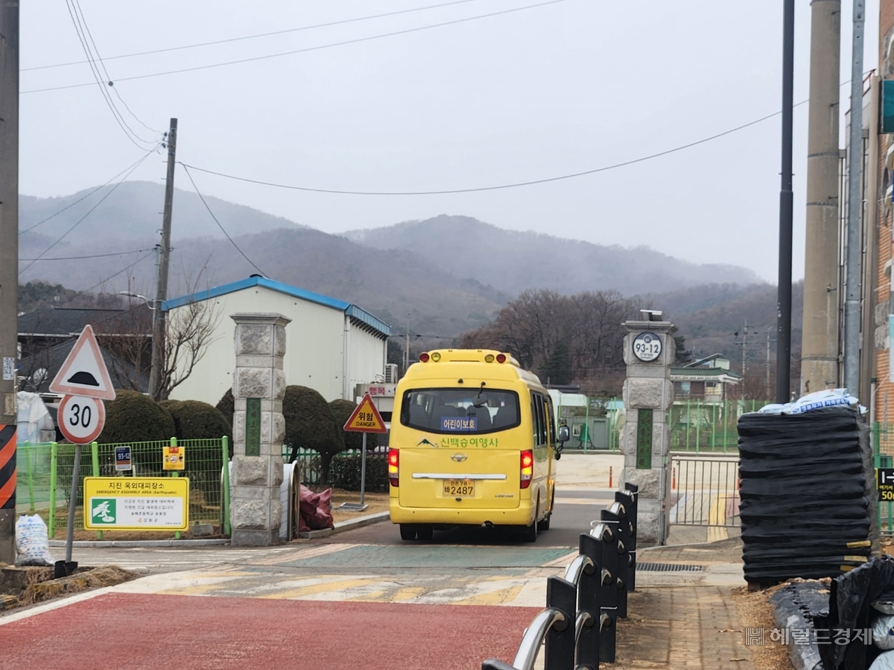 4일 인천 강화군 송해초등학교 교문으로 스쿨버스가 들어가고 있다. 송해초는 2025학년도 신입생이 없어 입학식을 열지 못했다. 이영기 기자.