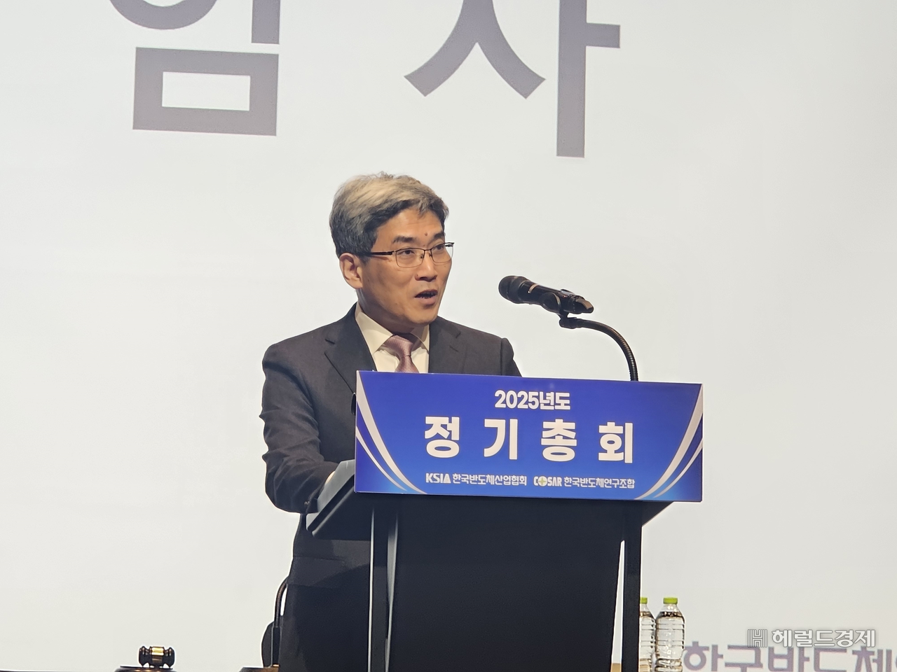 새 한국반도체산업협회장으로 취임한 송재혁 삼성전자 사장이 5일 정기총회에서 취임사를 발표하고 있다. 김민지 기자