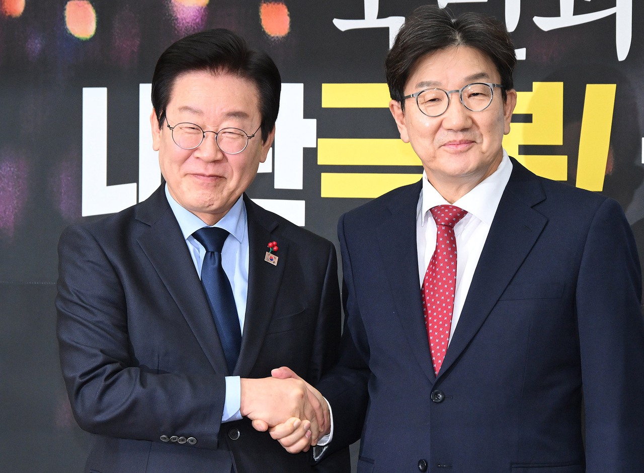 권성동 국민의힘 원내대표(오른쪽)와 이재명 더불어민주당 대표 [사진=이상섭 기자]