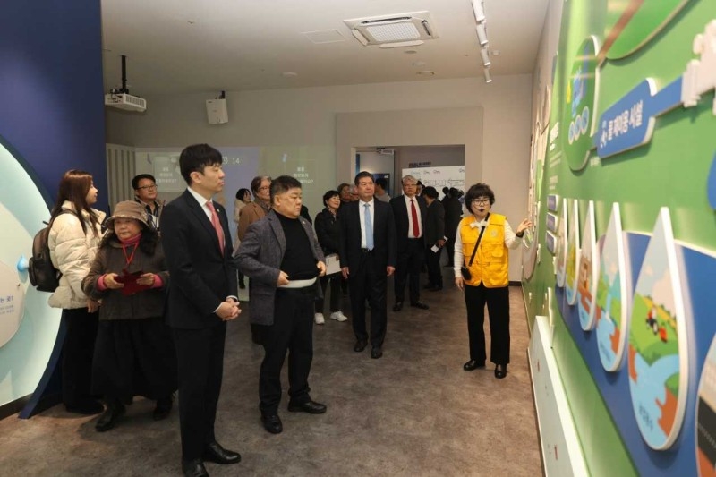 인천환경공단 남항 물 홍보관 개관식 참석자들이 시설을 견학하고 있다.[인천환경공단 제공]