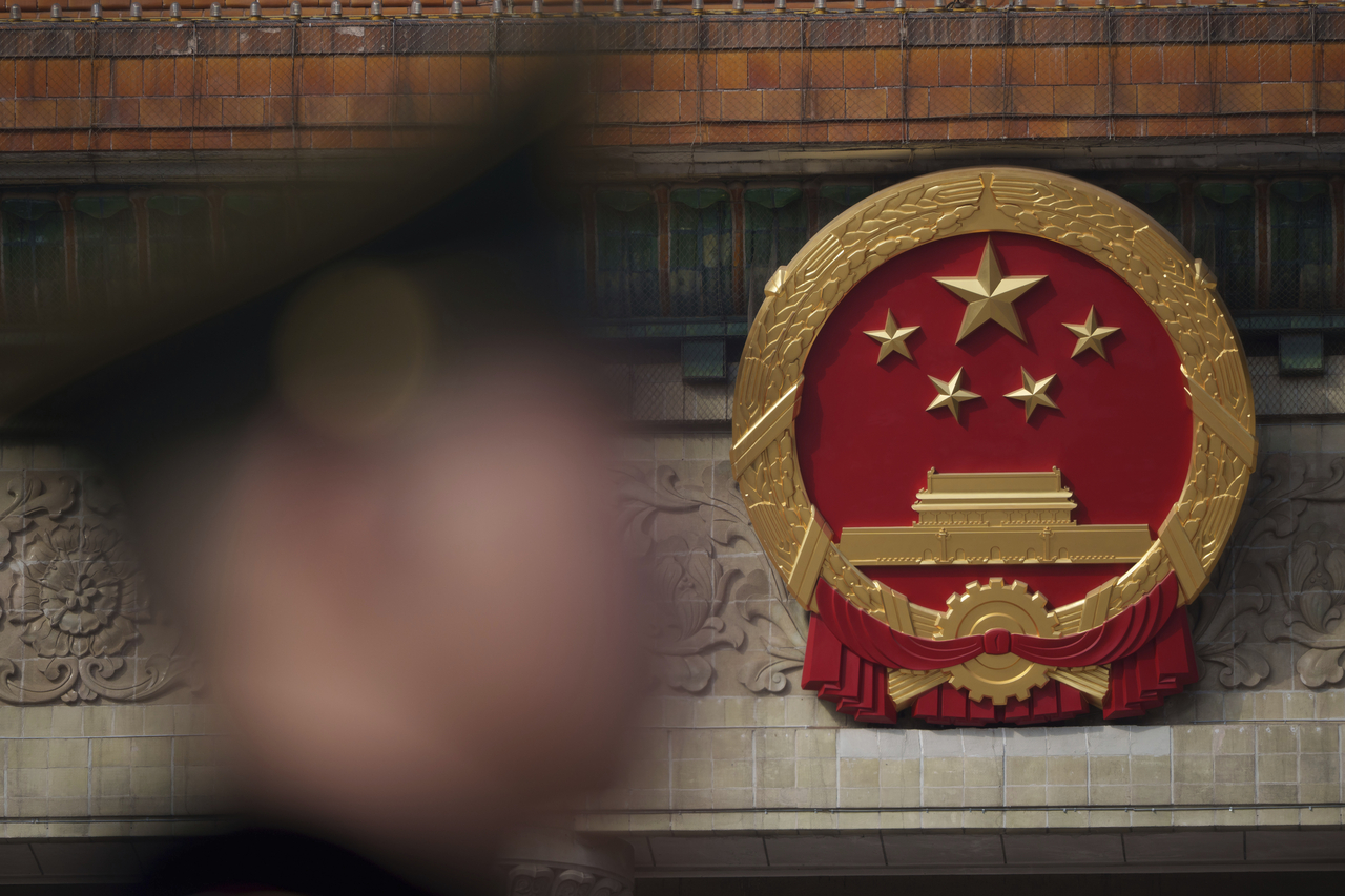 지난 4일(현지시간) 중국 베이징 인민대회당에서 열린 중국 전국인민대표대회(NPC) 준비 회의에서 중국 준군사경찰이 경비를 서고 있다. [AP]