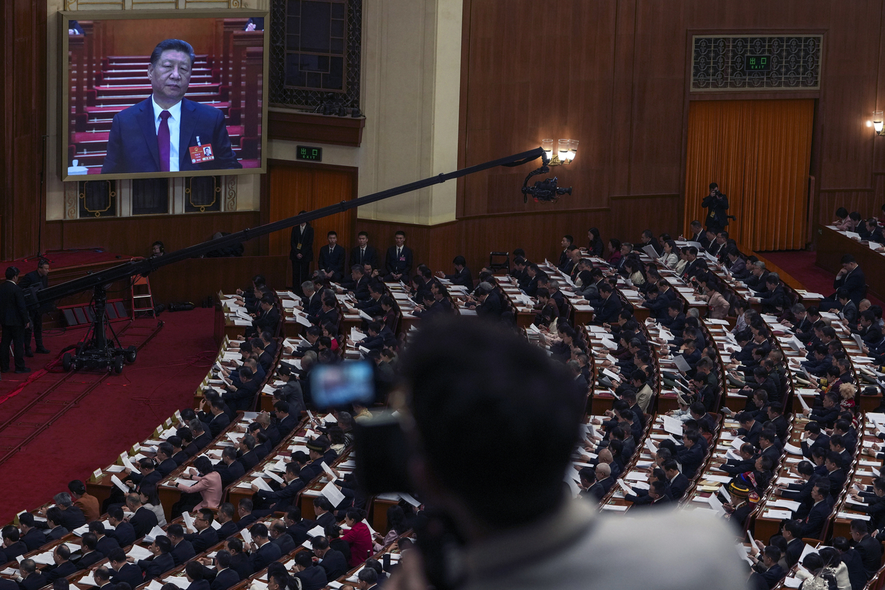5일 중국 베이징 인민대회당에서 열린 전국인민대표대회 개막 세션에서 대표단이 리창 중국 총리의 업무 보고를 듣는 모습이 TV 화면에 송출되고 있다. [AP]