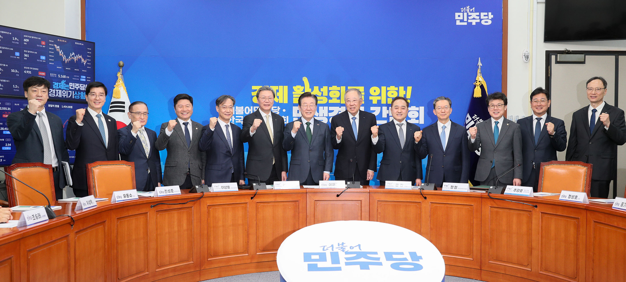 이재명(왼쪽 일곱번째) 더불어민주당 대표와 류진(왼쪽 여덟번째) 한국경제인협회 회장이 5일 여의도 국회 더불어민주당 당대표실에서 열린 ‘한경협·더불어민주당 민생경제 간담회’에 참석해 관계자들과 기념촬영을 하고 있다. [한국경제인협회 제공]