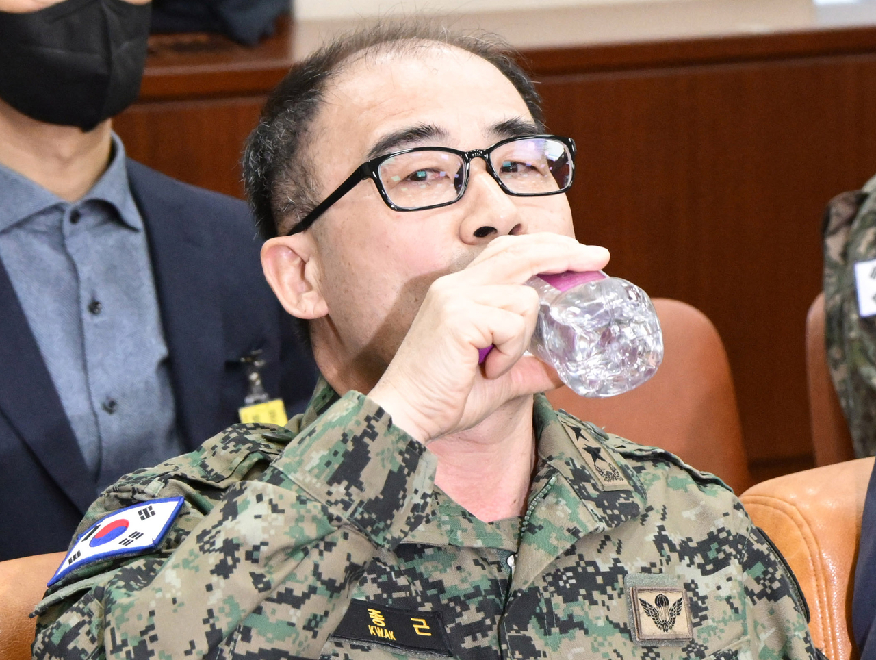곽종근 전 육군특수전사령부 사령관이 국회의 ‘윤석열 정부의 비상계엄 선포를 통한 내란혐의 진상규명 국정조사 특별위원회’(국조특위)에 출석해 물을 마시고 있다. [이상섭 기자]