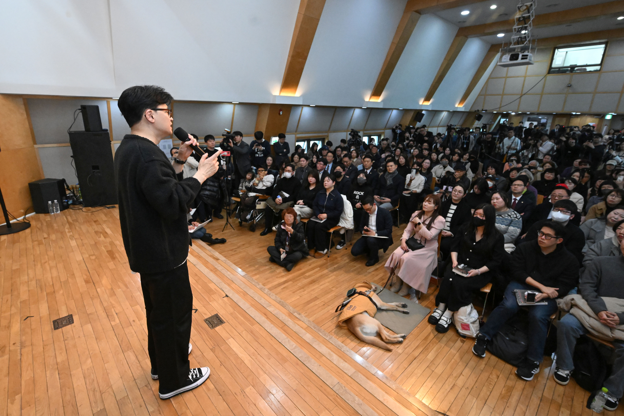 한동훈 전 국민의힘 대표가 5일 오후 서울 마포구 청년문화공간JU에서 열린 ‘한동훈의 선택, 국민이 먼저입니다’ 북콘서트에 참석해 발언을 하고 있다. 이상섭 기자
